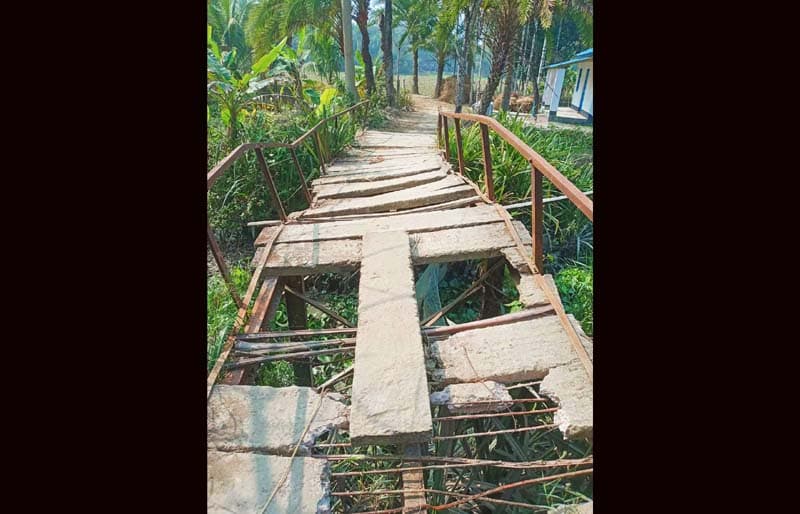 কাউখালীতে ঝুঁকিপূর্ণ সাঁকো দিয়ে ঝুঁকি নিয়ে পারাপার