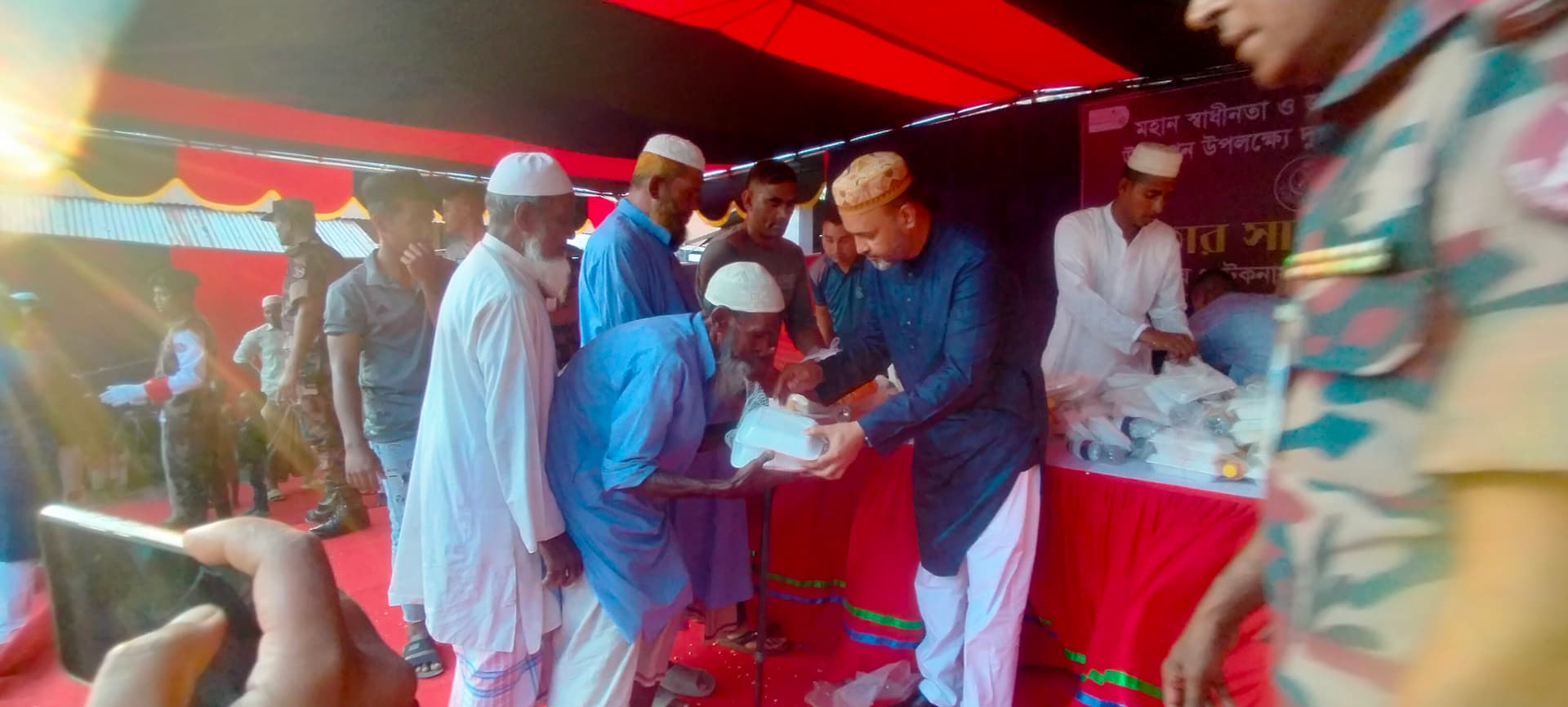 টেকনাফে ৬৫০ জন অসহায় ও দুঃস্থদের মাঝে বিজিবি'র ইফতার বিতরণ