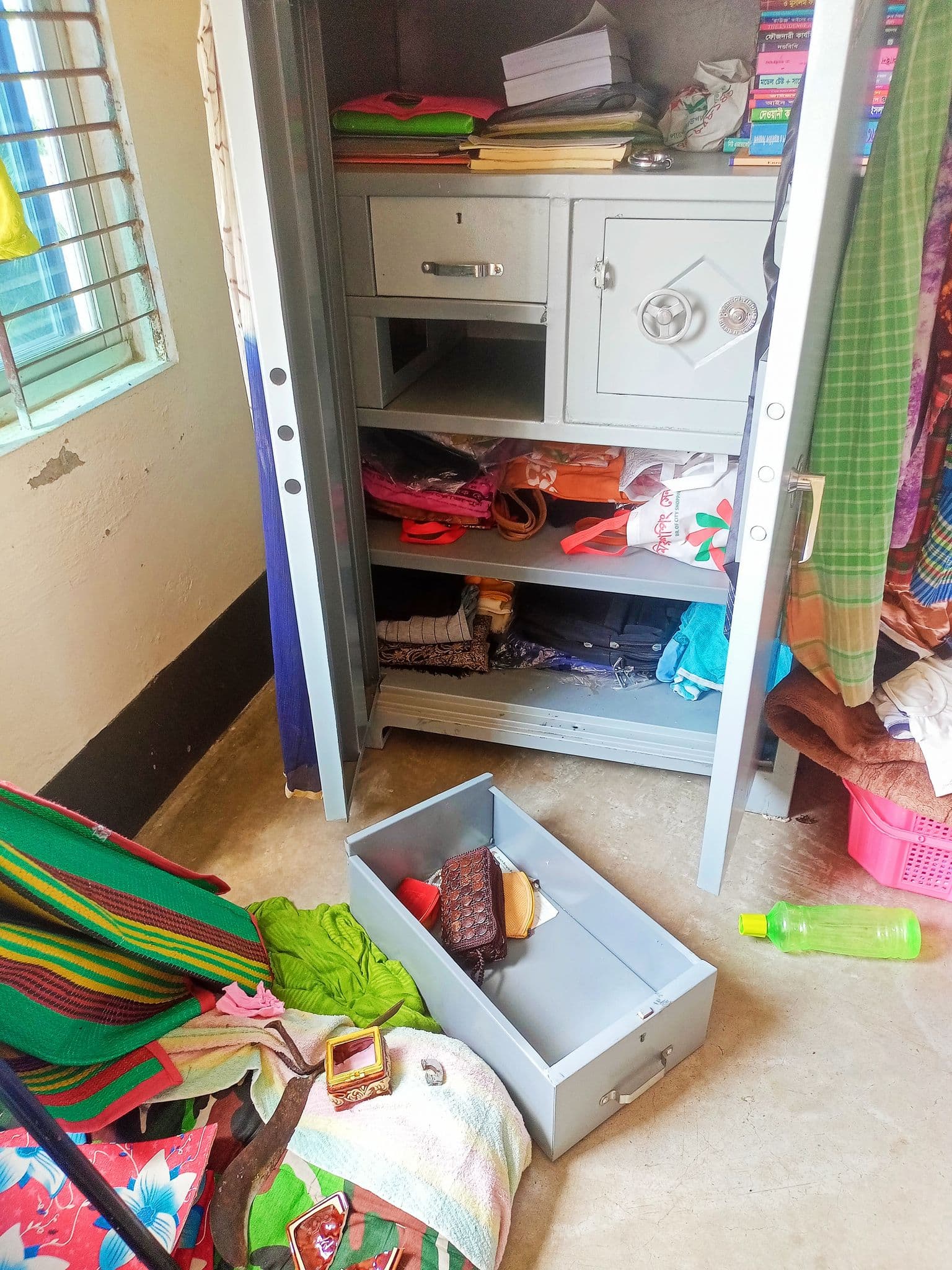 কাউখালীতে দিনের বেলায় দুর্ধর্ষ চুরি সংগঠিত