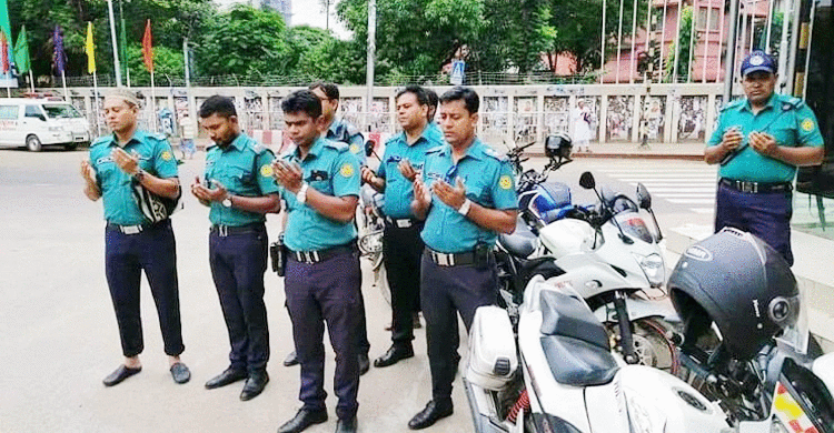 ঈদ-রোজা সামনে রেখে ঢাকায় সতর্ক অবস্থানে পুলিশ