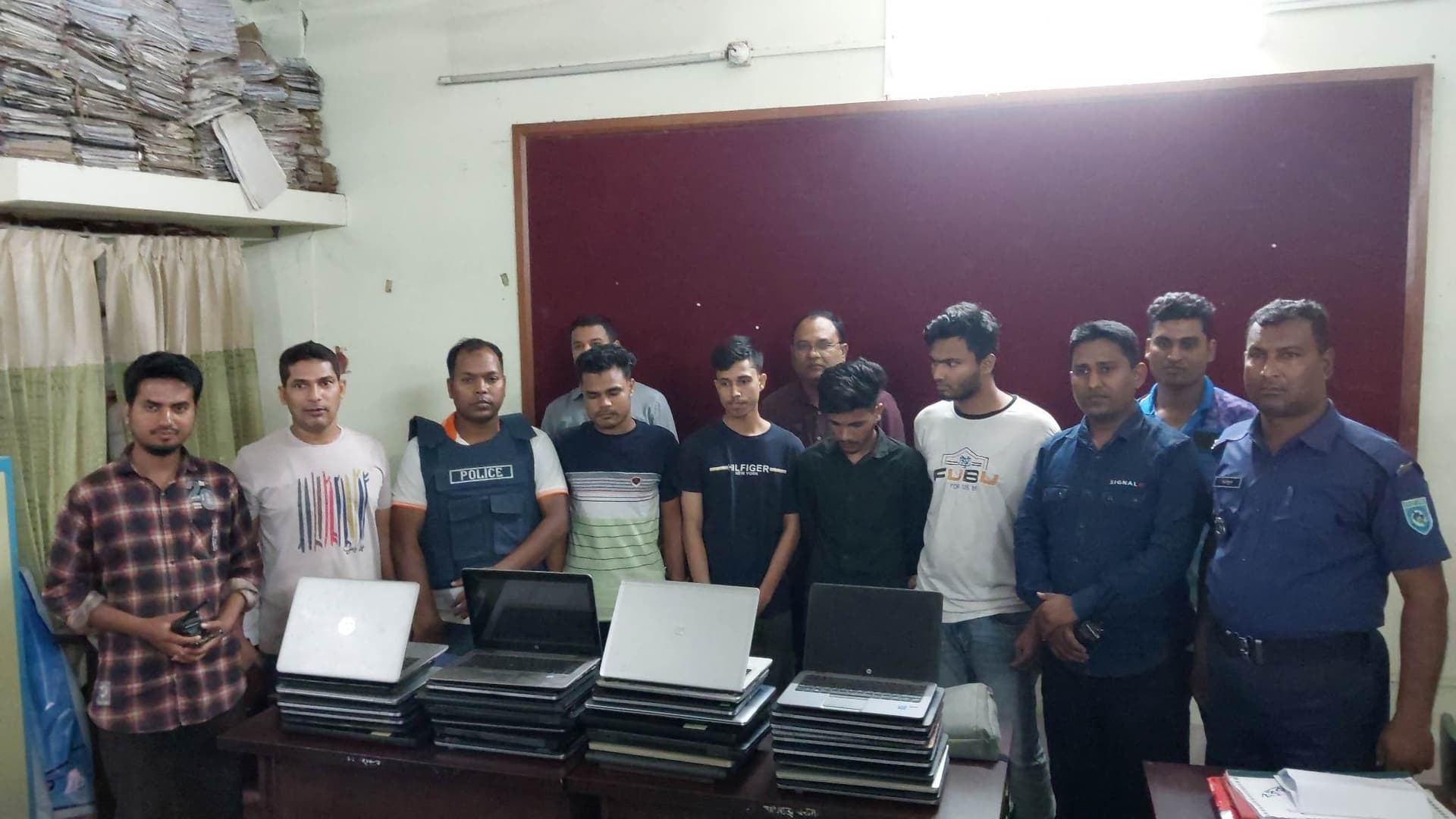 পর্নোগ্রাফি তৈরীর অভিযোগে ল্যাপটপ সহ আটক ৪