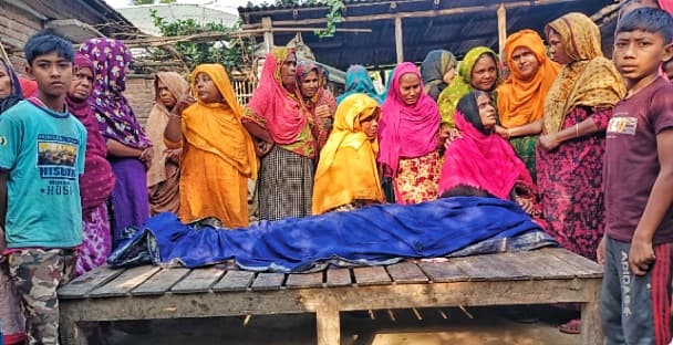 বাবার মোটরসাইকেল থেকে পড়ে মেয়ের মৃত্যু