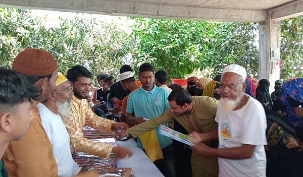 কুয়াকাটায় ৮শ' পরিবারের মাঝে ঈদ বস্ত্র বিতরণ