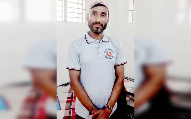 গাঁজা সহ স্বাস্থ্য কমপ্লেক্সের এম্বুলেন্স চালক আটক