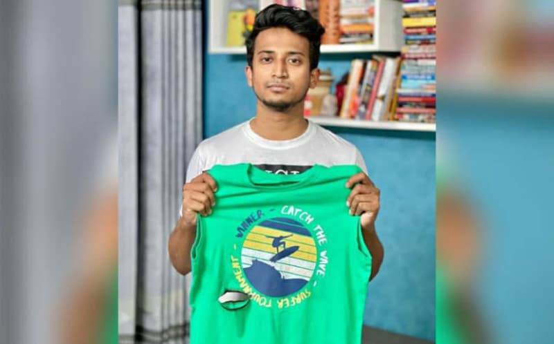 পোড়া টি-শার্ট লাখ টাকায় কিনলেন তাশরিফ