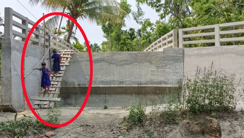 দুই কোটি টাকার ব্রীজে উঠতে হয় বাঁশের সিঁড়ি বেয়ে!
