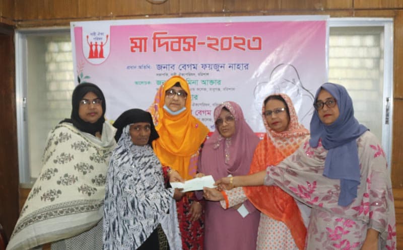 বিশ্ব মা দিবসে বরিশালে দুই মাকে অনুদান প্রদান
