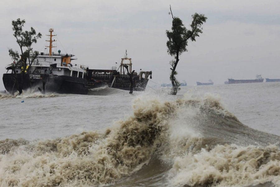 গতি বাড়িয়ে কক্সবাজারের আরও কাছে ‘মোখা’