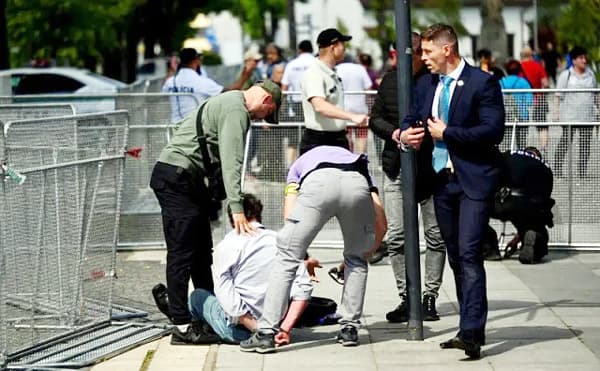 গুলিবিদ্ধ হয়ে হাসপাতালে প্রধানমন্ত্রী রবার্ট ফিকো