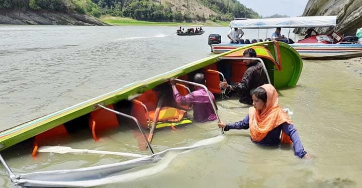 কাপ্তাই হ্রদে স্পিডবোট ডুবি, প্রাণে রক্ষা ১৩ যাত্রীর