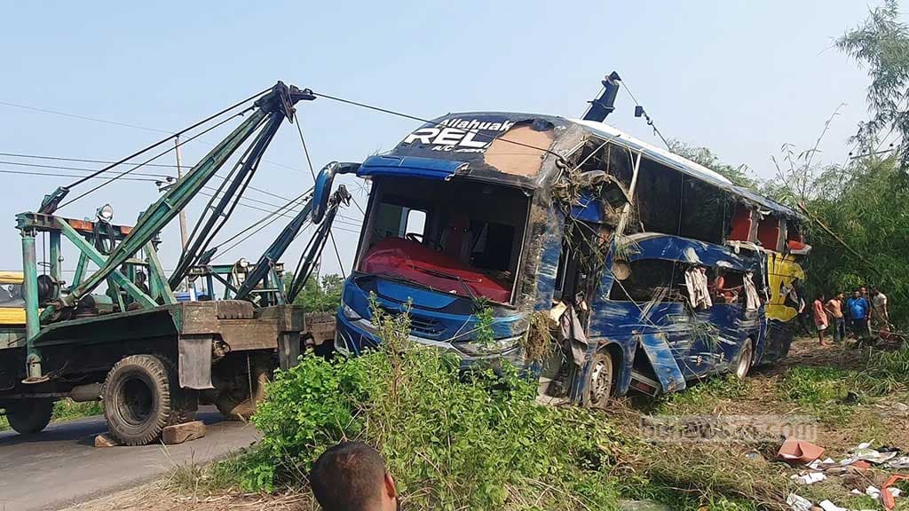 বাস নিয়ন্ত্রণ হারিয়ে খাদে, নিহত ৫