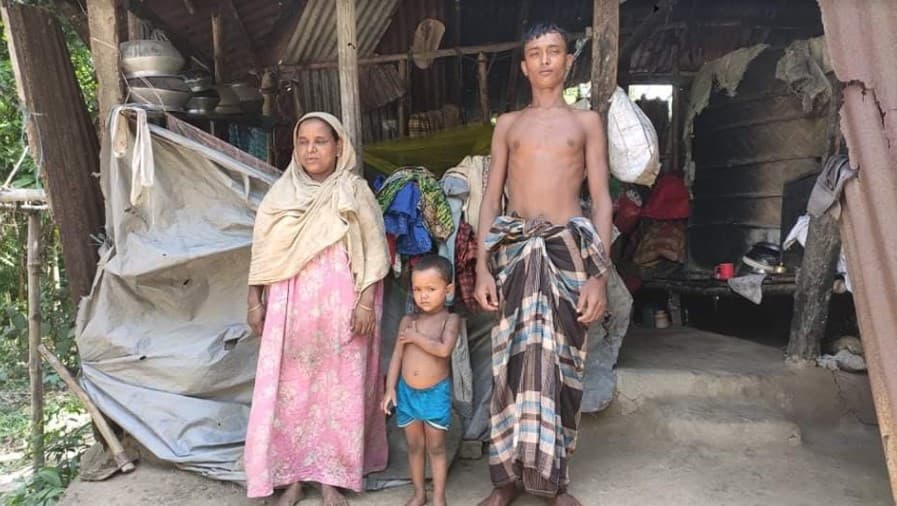 জরাজীর্ণ ঘরে পরিবার নিয়ে জালালের মানবেতর জীবন যাপন