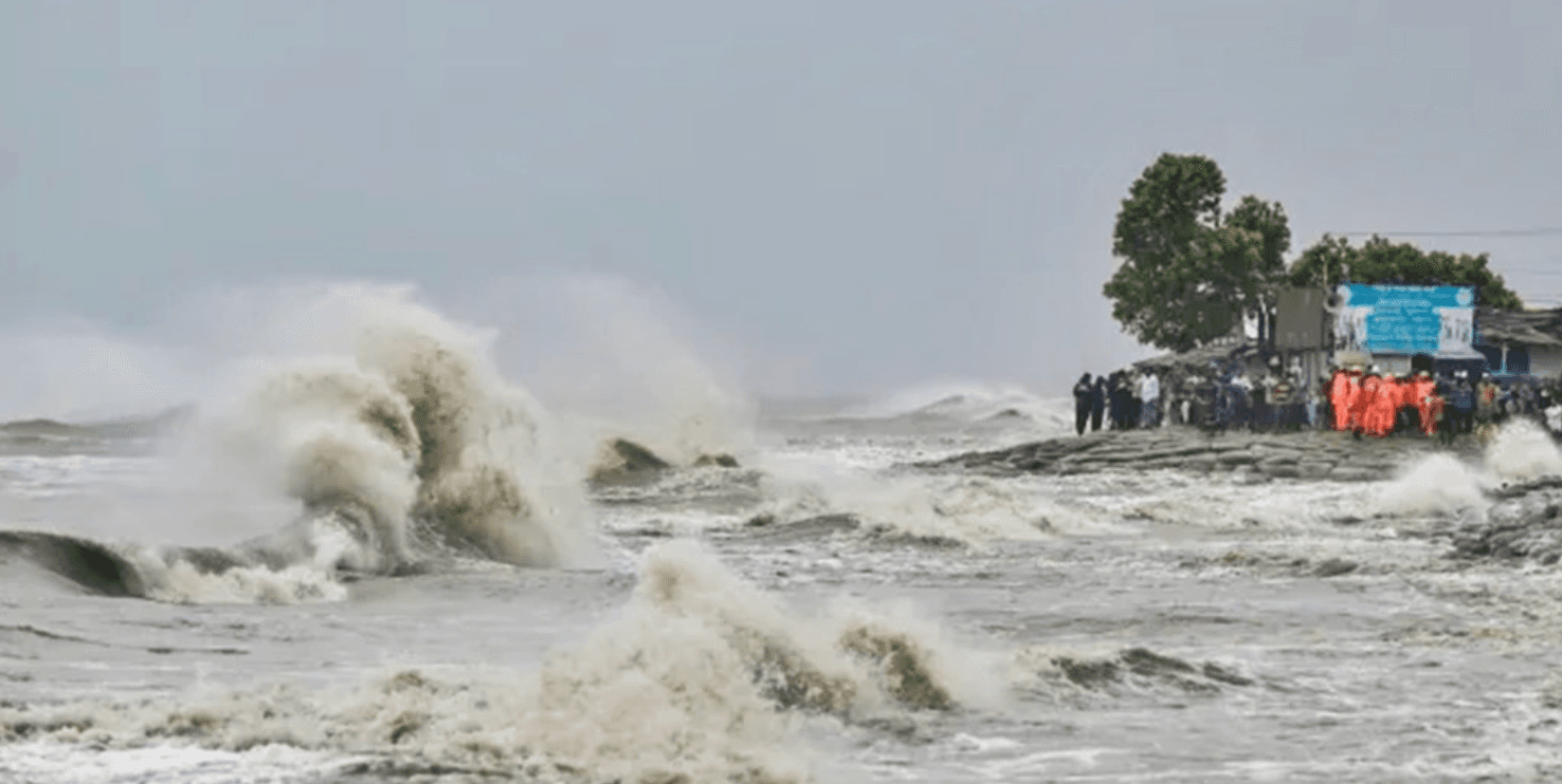 রাতেই উপকূল অতিক্রম করছে ঘূর্ণিঝড় রেমাল