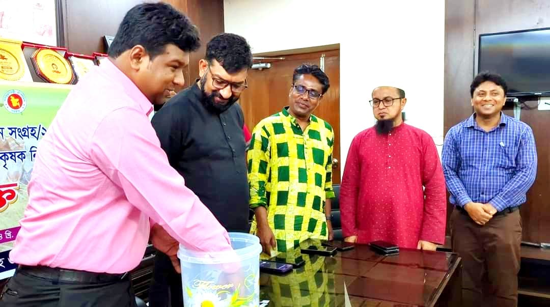 হিলিতে বোরো ধান সংগ্রহ উপলক্ষে কৃষক নির্বাচনে উম্মুক্ত লটারি