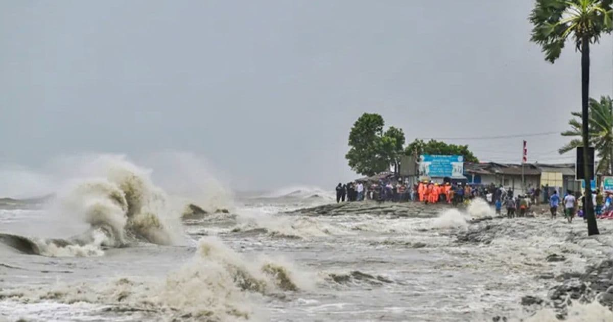 ঘূর্ণিঝড় রেমালের তাণ্ডবে ছয় জেলায় প্রাণহানি বেড়ে ১২