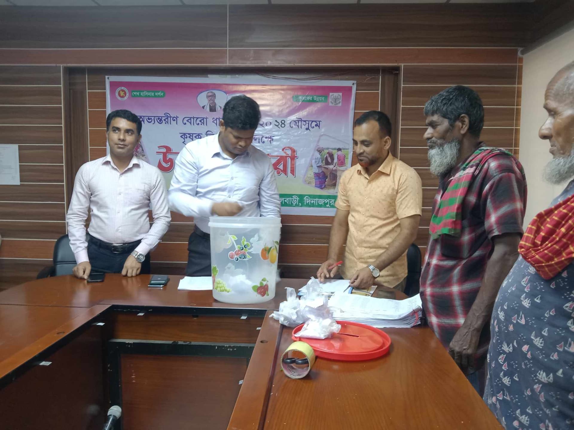 ফুলবাড়ীতে উম্মুক্ত লটারীর মাধ্যমে কৃষক নির্বাচন