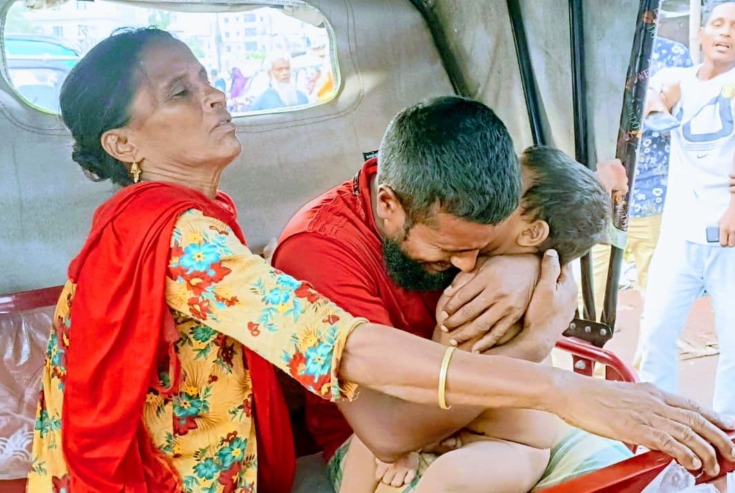 শিশু সন্তানের নিথর দেহ কোলে নিয়ে বাবা মায়ের আর্তনাদ