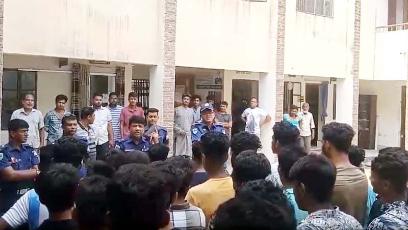 ঝিনাইদহে স্কুল ফাঁকি দিয়ে পার্কে আড্ডা, আটক ৬০ শিক্ষার্থী