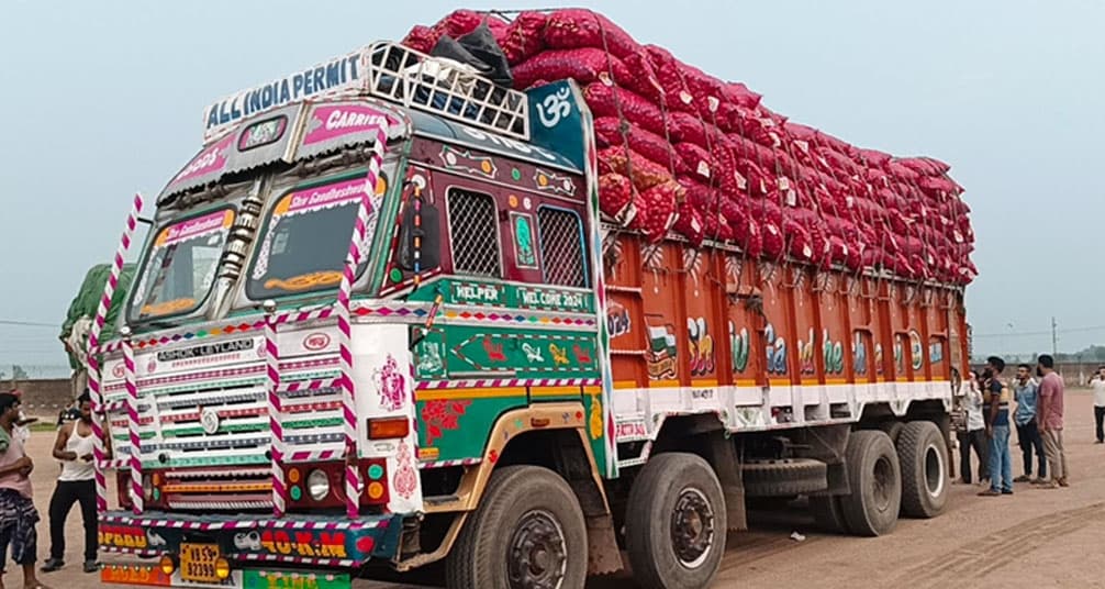 ২০ দিন পরে হিলি স্থলবন্দর দিয়ে ভারত থেকে পেঁয়াজ আমদানি শুরু