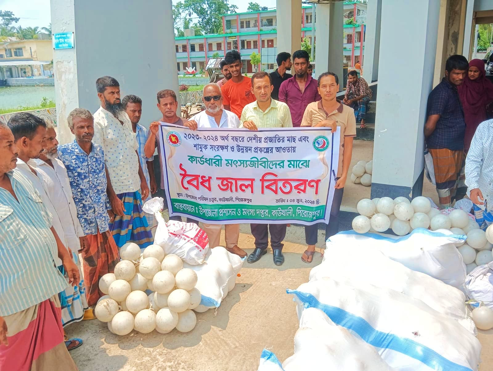 কাউখালীতে নিবন্ধিত জেলেদের মাঝে ইলিশ জাল বিতরণ