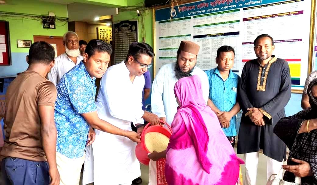 হাকিমপুর পৌরসভায় প্রধানমন্ত্রীর ঈদ উপহারের চাল পেয়ে খুশি ৩০৮১ পরিবার