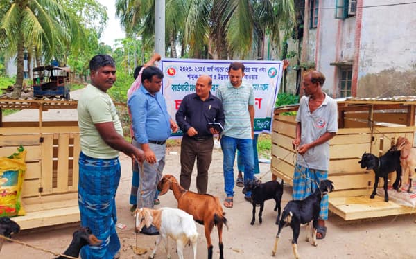 কাউখালীতে নিবন্ধিত জেলেদের মাঝে প্রণোদনা উপকরণ বিতরণ