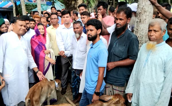 হিজলায় মৎস্যজীবিদের মাঝে বিকল্প আয়বর্ধনমূলক উপকরণ বিতরণ