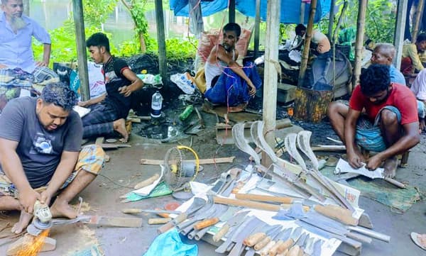 দেবীদ্বারে ব্যস্ততা বেড়েছে কামারপট্টিতে