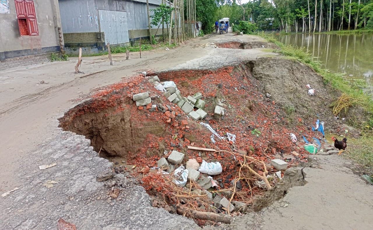 ভূরুঙ্গামারীতে সড়ক ভেঙে যোগাযোগ বিচ্ছিন্ন, ভোগান্তিতে ২০ হাজার মানুষ