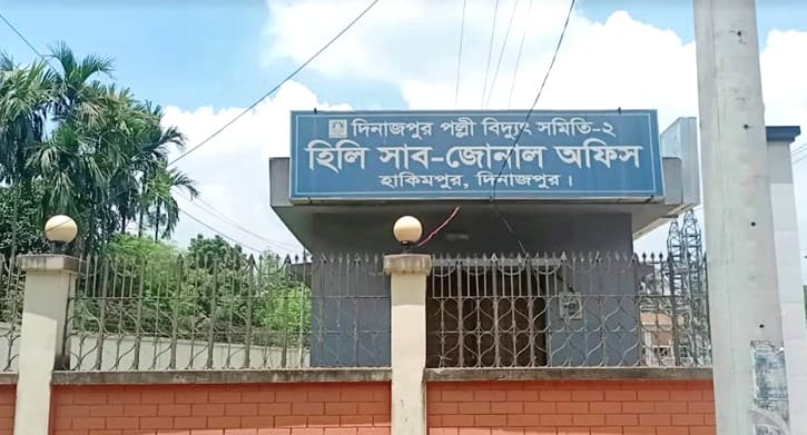 ভ্যাপসা গরম আর ঘন ঘন লোডশেডিং-এ দুর্বিষহ হয়ে উঠেছে হিলিবাসী