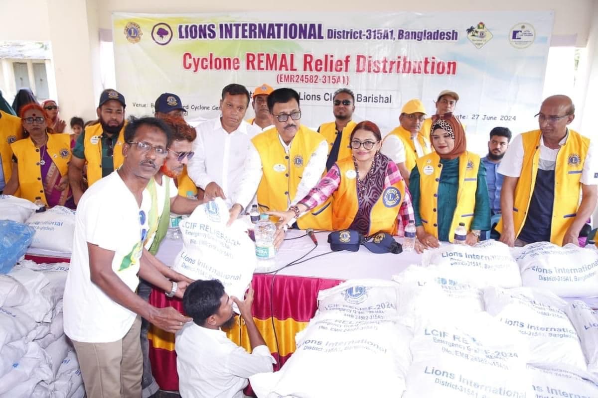 হিজলায় লায়ন্স ক্লাবের উদ্যোগে ত্রাণসামগ্রী বিতরণ