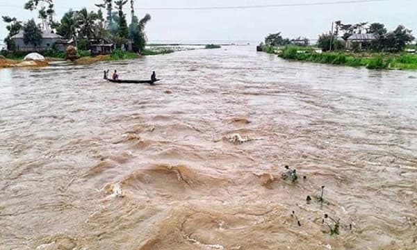 সুরমায় তীব্র স্রোতে নৌকাডুবি, শিশুসহ নিখোঁজ ৩