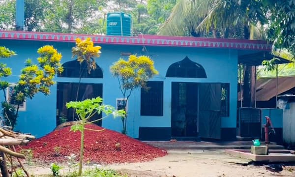 জুমার বয়ানে সুদ-ঘুষের বিরুদ্ধে কথা বলায় ইমামকে চাকরিচ্যুত, প্রতিবাদী পোস্ট দেয়ায় সমাজচ্যূত ৪ পরিবার!