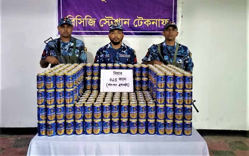 টেকনাফে কোস্ট গার্ডের অভিযানে ৫৯৪ ক্যান বিয়ার জব্দ