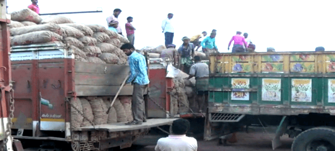 হিলি স্থলবন্দর দিয়ে একদিনে এলো ১৪ ট্রাকে ৪০৭ মেট্রিক টন পেঁয়াজ