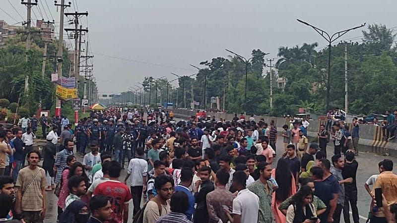 পুলিশি বাধা উপেক্ষা করে ঢাকা-আরিচা মহাসড়কে জাবি শিক্ষার্থীদের অবস্থান