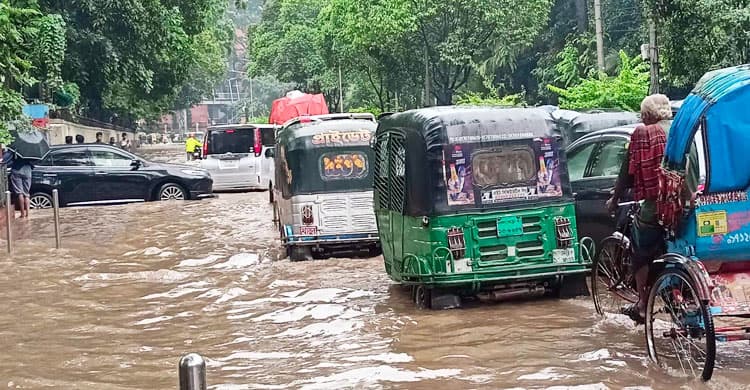 ঢাকার ২৩ সড়ক ডুবে বিকল যানবাহন, তীব্র ভোগান্তিতে নগরবাসী