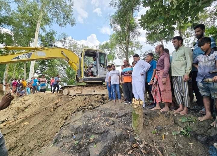 বাঁধ রক্ষার আগাম প্রস্তুতি বন্যার হাত থেকে রক্ষা পেলো আত্রাই উপজেলাবাসী