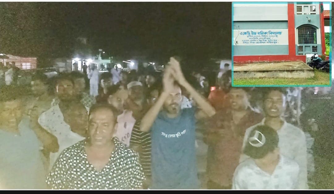 স্কুলের অনিয়ম নিয়ে ডিসির কাছে লিখিত অভিযোগ করায় যুবককে মারধর