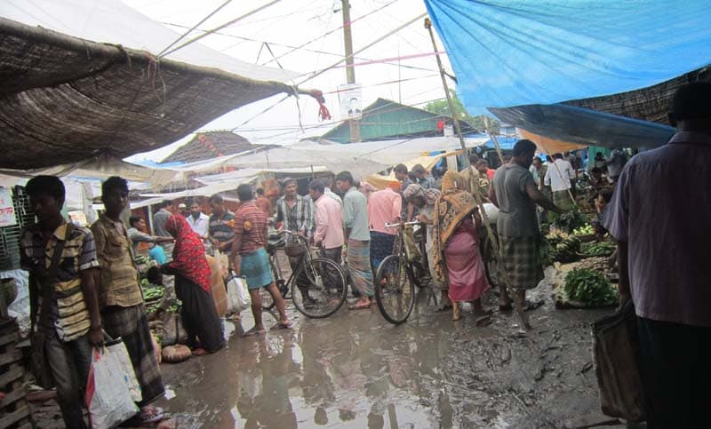 বুধহাটা বাজারের ফুটপাত দখলের মহোৎসব