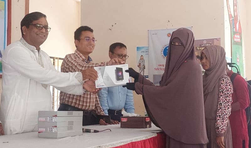 ভূরুঙ্গামারীতে ট্যাব পেল মেধাবী শিক্ষার্থীরা