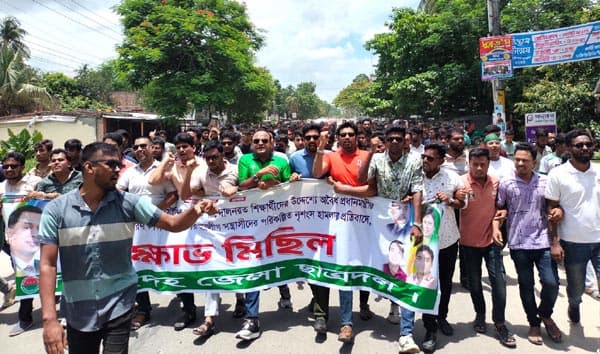 শিক্ষার্থী হত্যার প্রতিবাদে ঝিনাইদহে ছাত্রদলের বিক্ষোভ