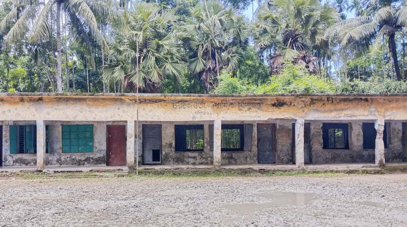 রাজাপুরে স্কুলের চতুর্থ শ্রেনী পদে নিয়োগে বিশ লাখ টাকা অর্থ বানিজ্যের অভিযোগ