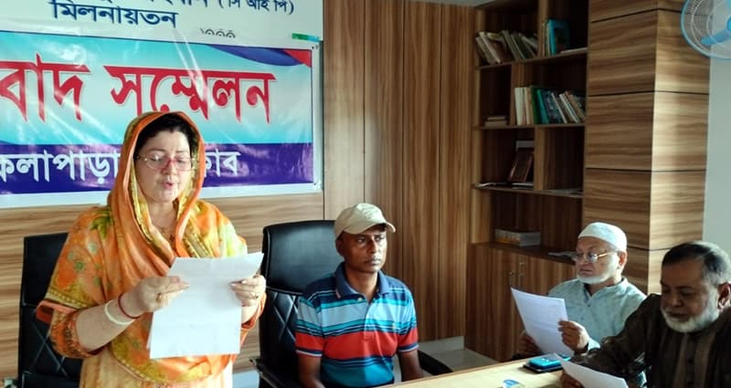 মহিপুরে ষড়যন্ত্রের শিকার প্রধান শিক্ষকের সংবাদ সম্মেলনে