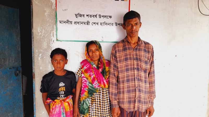 রাজাপুরে ক্যান্সার আক্রান্ত স্ত্রীকে বাচাঁতে কিডনী বিক্রি করতে চায় স্বামী