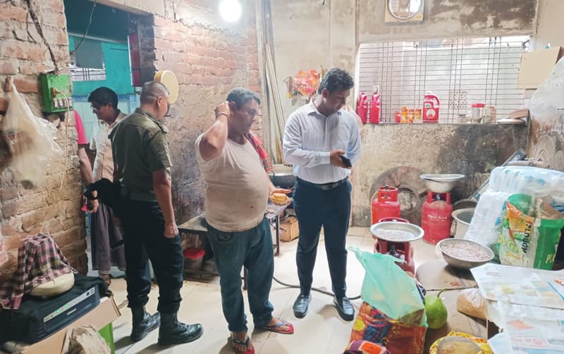 হিলিতে তিনটি খাবার হোটেলে ভ্রাম্যমাণ আদালতের জরিমানা