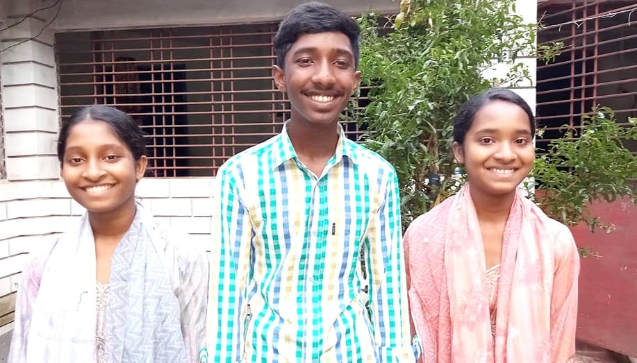 বিরামপুরে যমজ তিন ভাই বোন পেয়েছে জিপিএ-৫