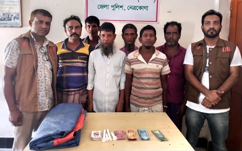 নেত্রকোণায় ডিবি পুলিশের হাতে ৬ জুয়ারী আটক