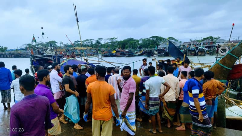 বঙ্গোপসাগরে আকষ্মিক ঝড়ের কবলে ট্রলার ডুবি: ১৬ মাঝিমাল্লা উদ্ধার