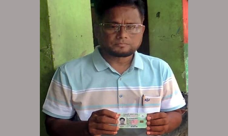 জাতীয় পরিচয়পত্র হাতে দাড়িয়ে মৃত আনোয়ার !